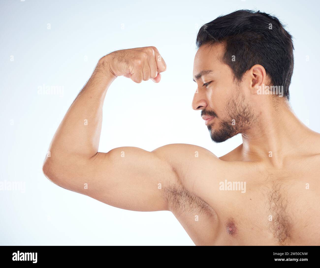 Uomo asiatico, corpo di bicep flex su sfondo studio in studio per il progresso della crescita muscolare, salute controllo benessere o bodybuilding successo. Sport Foto Stock
