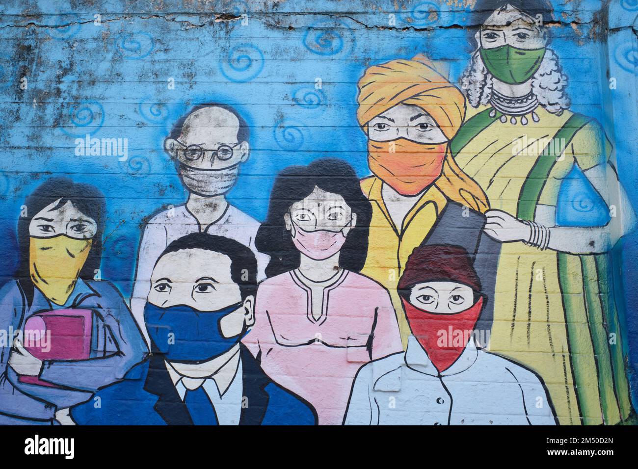 Un dipinto murale a tema del Covid-19 nell'area di Biculla di Mumbai, in India, raffigurante cittadini mascherati di varie origini etniche Foto Stock