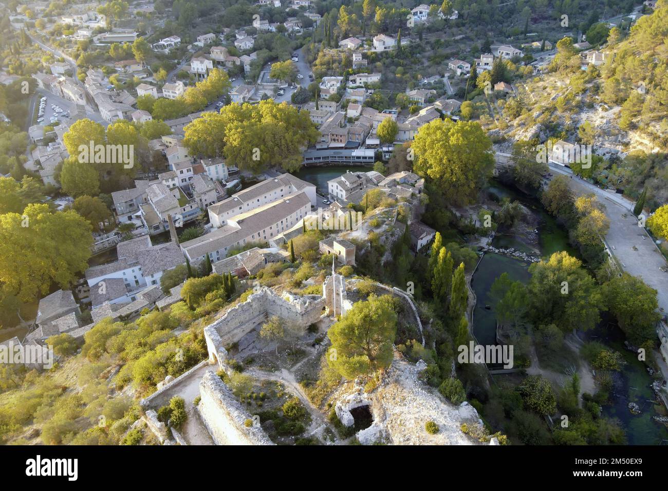 Fontaine-de-Vaucluse ('pring of Vaucluse') è costruita intorno alla Fontaine de Vaucluse, una sorgente in una valle ai piedi dei Monti Vaucluse non f Foto Stock