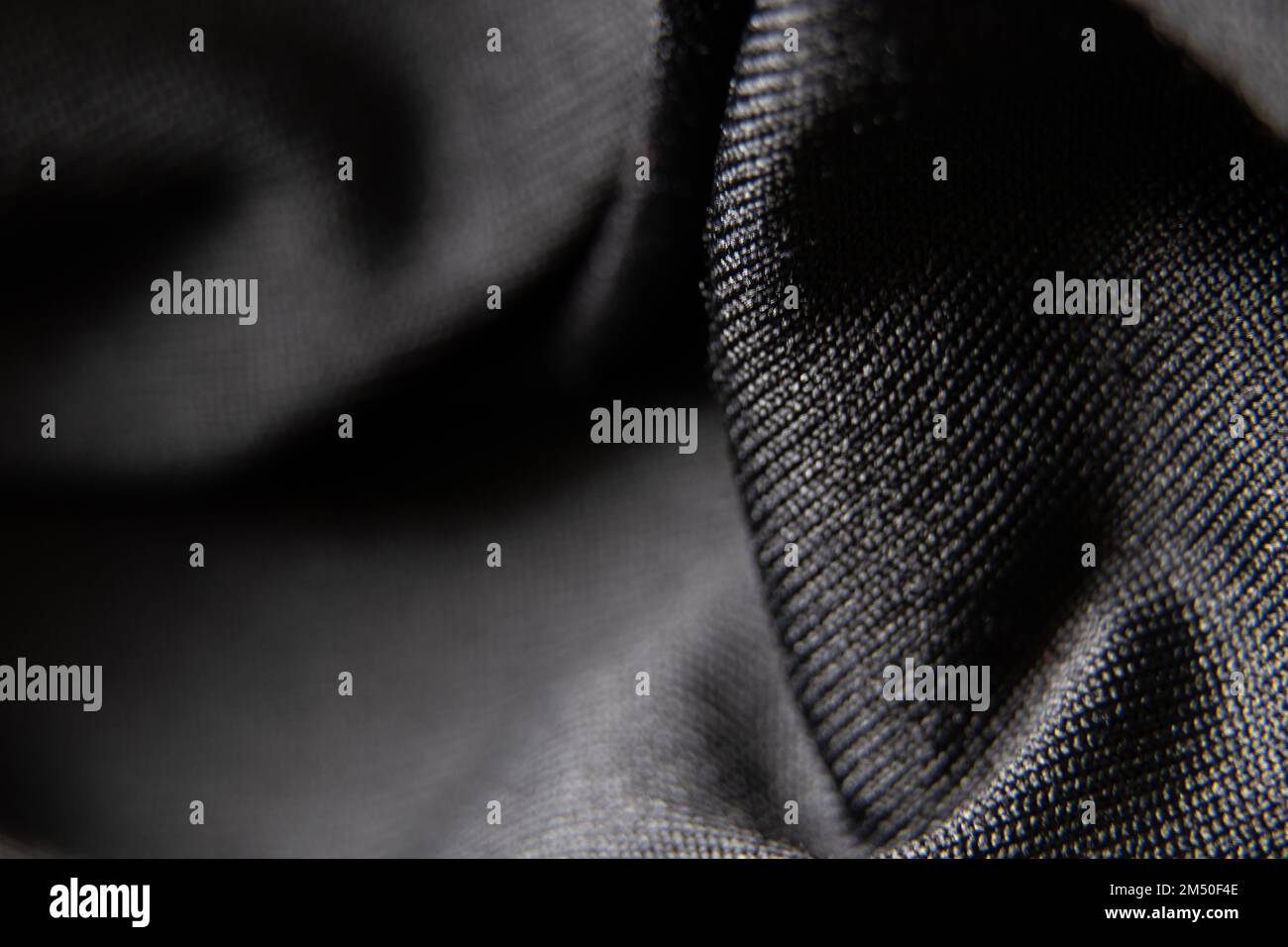 tessuto nero stropicciato come primo piano dello sfondo Foto Stock