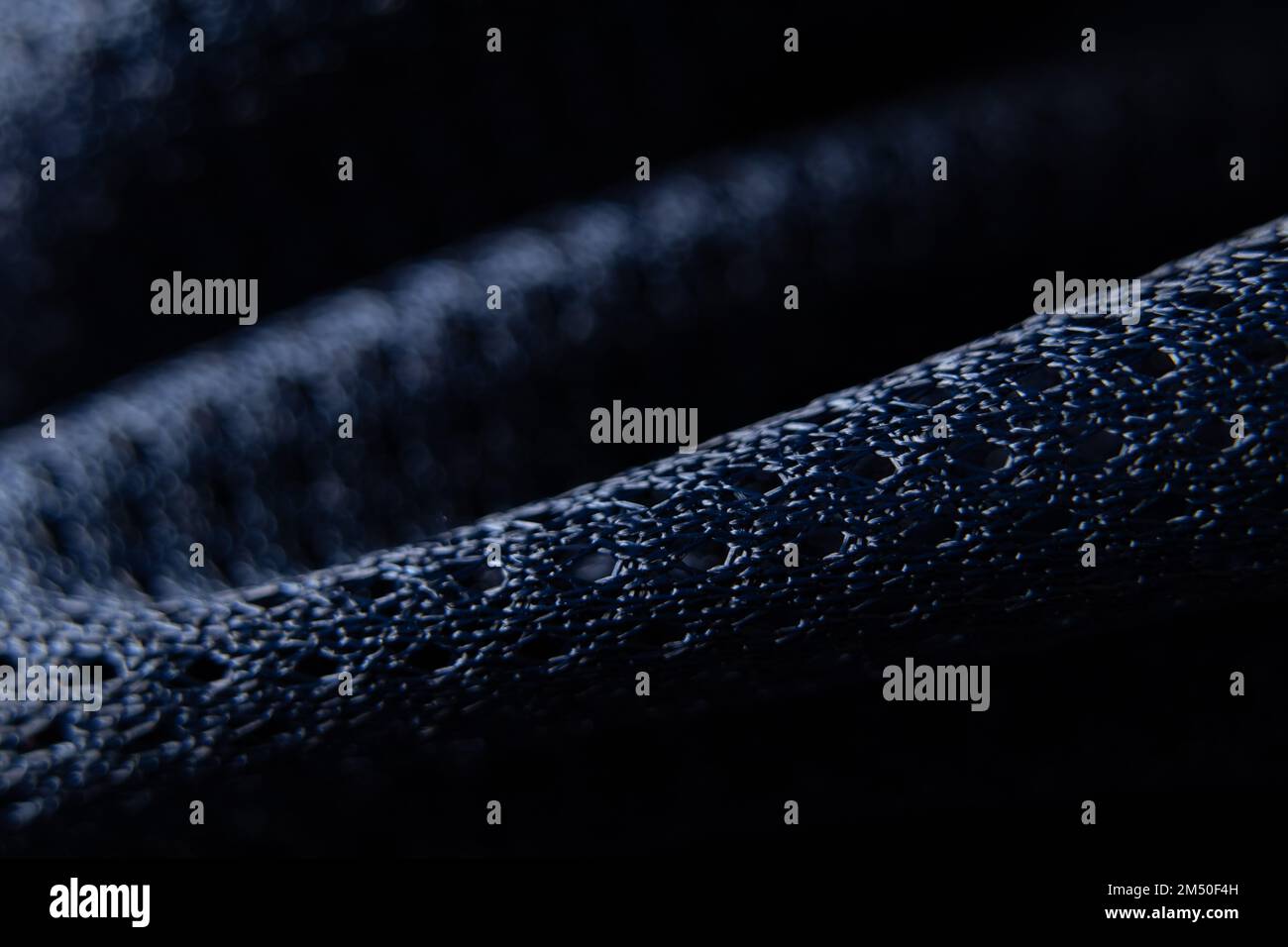 tessuto blu scuro stropicciato come primo piano dello sfondo Foto Stock