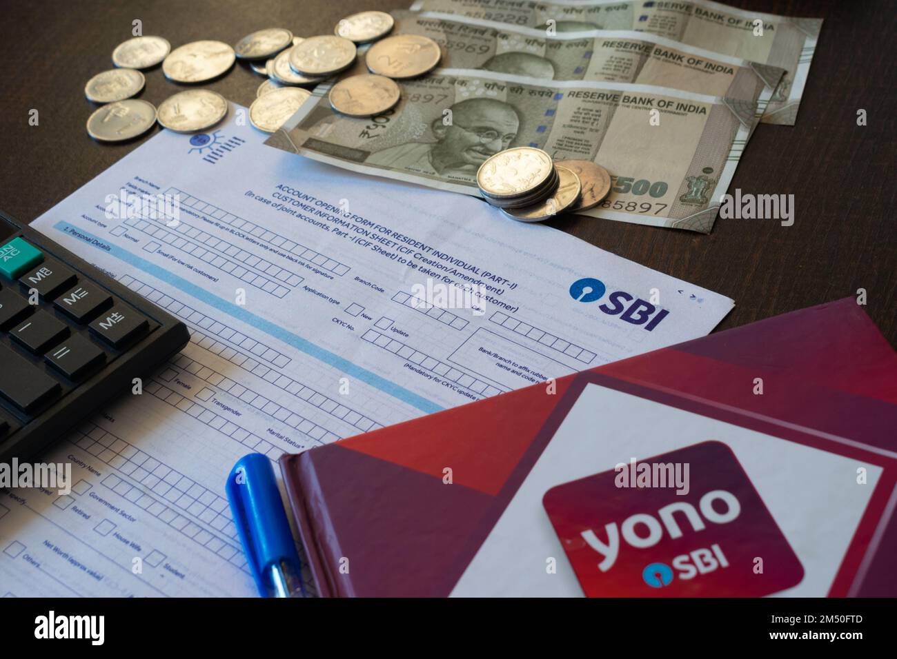 Mumbai, India - 19 ottobre 2021, immagine del modulo di apertura del conto della Banca di Stato dell'India con contanti, calcolatrice, marca E penna DI YONO. Foto Stock