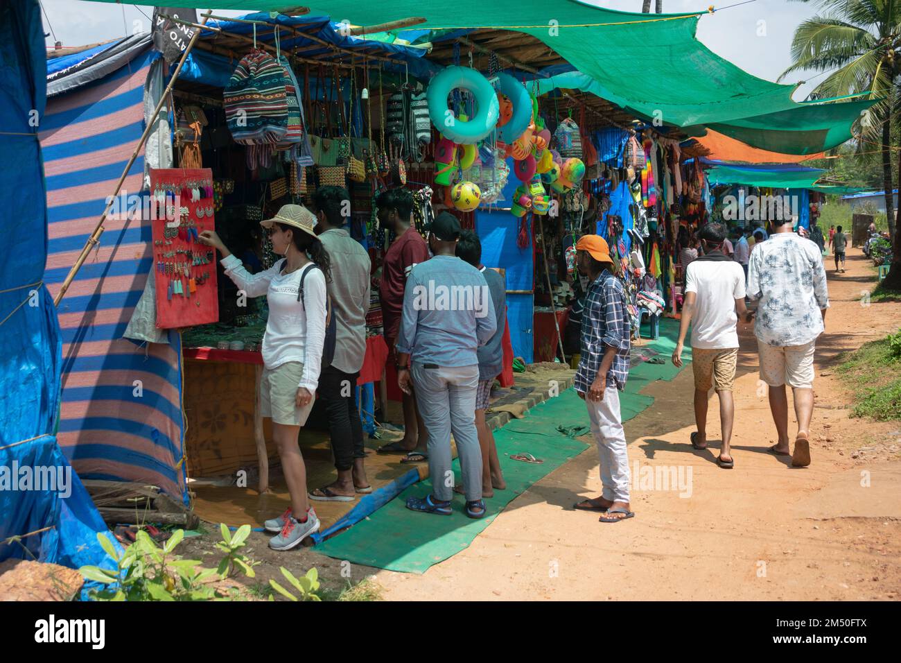 Anjuna, Goa, India - 02 ottobre 2021, immagine di un mercato locale di strada sulla spiaggia affollato dopo pandemia a Goa Foto Stock