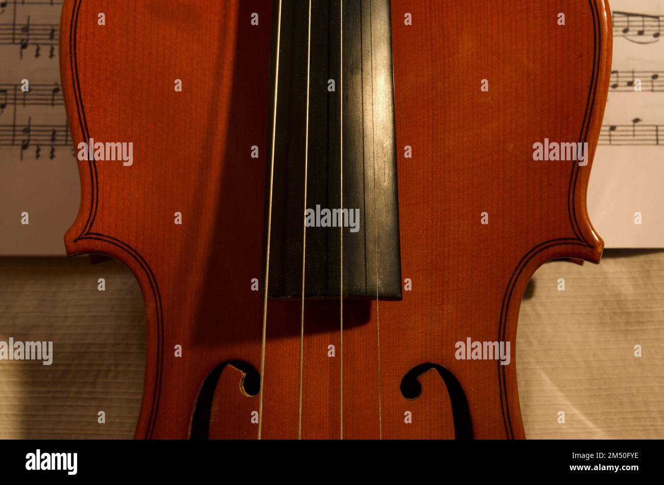 Un violino di musica classica con spartiti di sottofondo Foto Stock