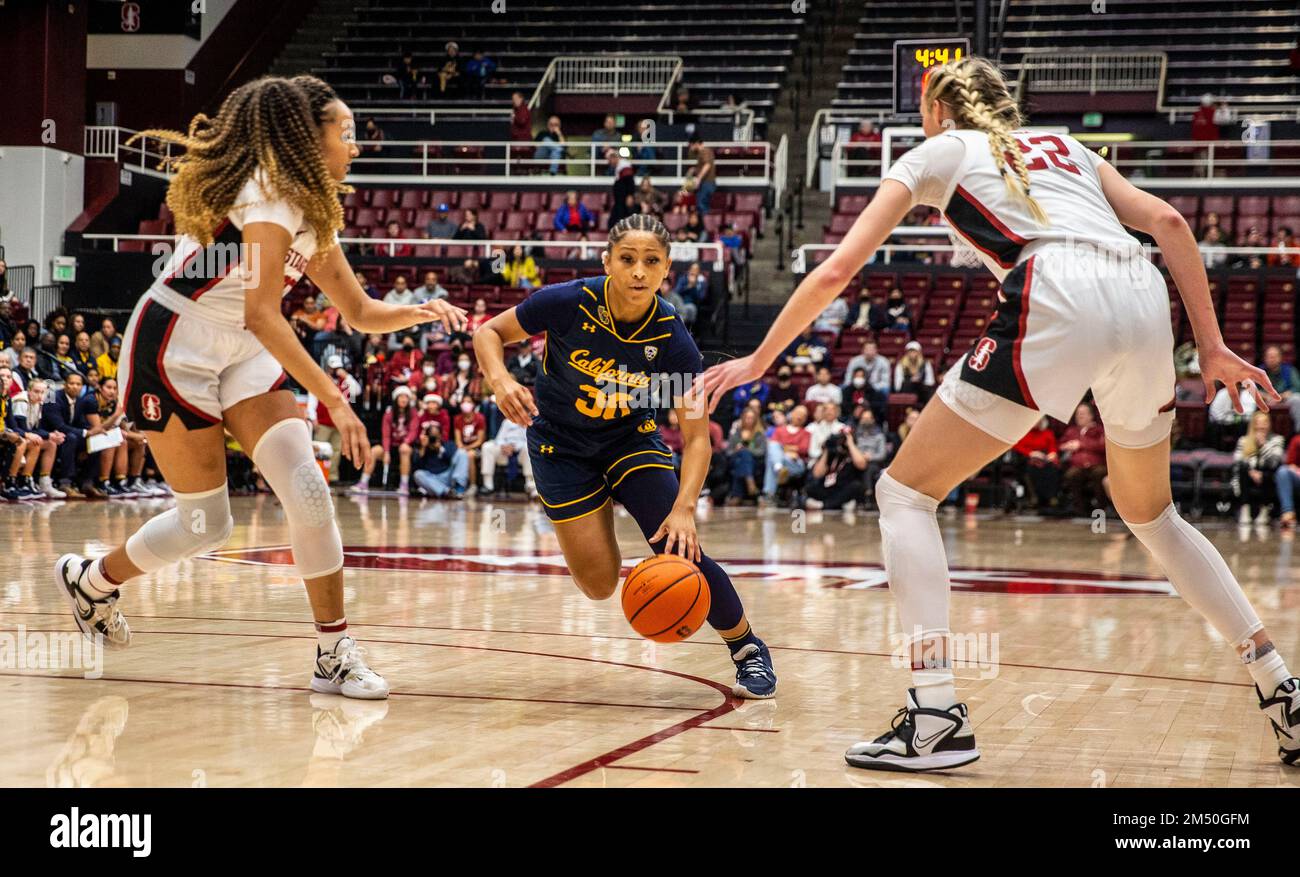 Palo alto, Stati Uniti. 23rd Dec, 2022. La guardia californiana Jayda Curry (30) va in campo durante la partita di pallacanestro femminile NCAA tra Stanford Cardinal e i California Golden Bears. Stanford sconfigge la California 90-69 al Maples Pavilion Palo Alto Calif. Thurman James/CSM/Alamy Live News Foto Stock