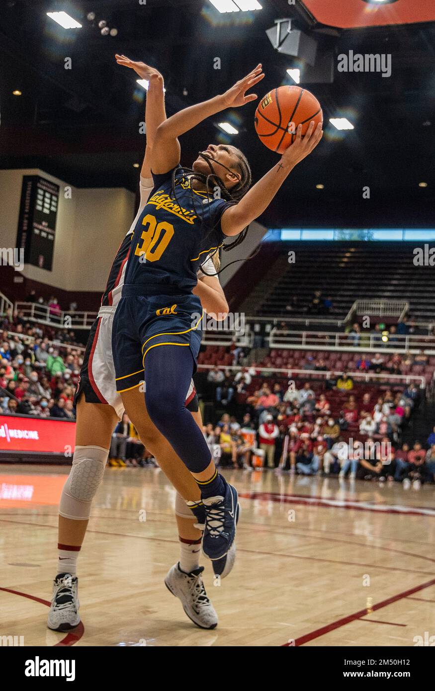 Palo alto, Stati Uniti. 23rd Dec, 2022. La guardia californiana Jayda Curry (30) va in campo durante la partita di pallacanestro femminile NCAA tra Stanford Cardinal e i California Golden Bears. Stanford sconfigge la California 90-69 al Maples Pavilion Palo Alto Calif. Thurman James/CSM/Alamy Live News Foto Stock