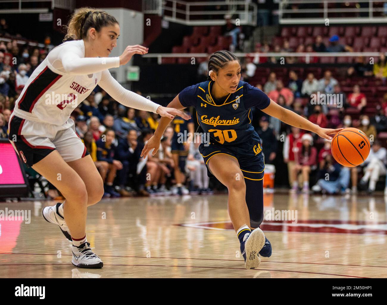 Palo alto, Stati Uniti. 23rd Dec, 2022. La guardia californiana Jayda Curry (30) va in campo durante la partita di pallacanestro femminile NCAA tra Stanford Cardinal e i California Golden Bears. Stanford sconfigge la California 90-69 al Maples Pavilion Palo Alto Calif. Thurman James/CSM/Alamy Live News Foto Stock