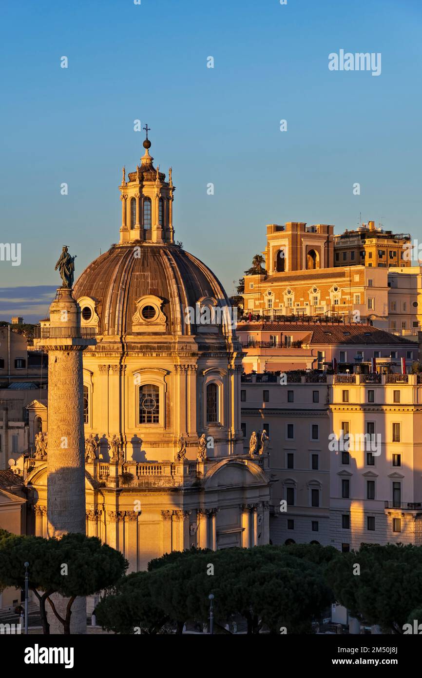 Chiesa del Santo Nome di Maria al Foro Traiano. Colonna Traiana. Piazza Venezia, tramonto. Roma, Italia, Europa, UE. Spazio di copia. Foto Stock