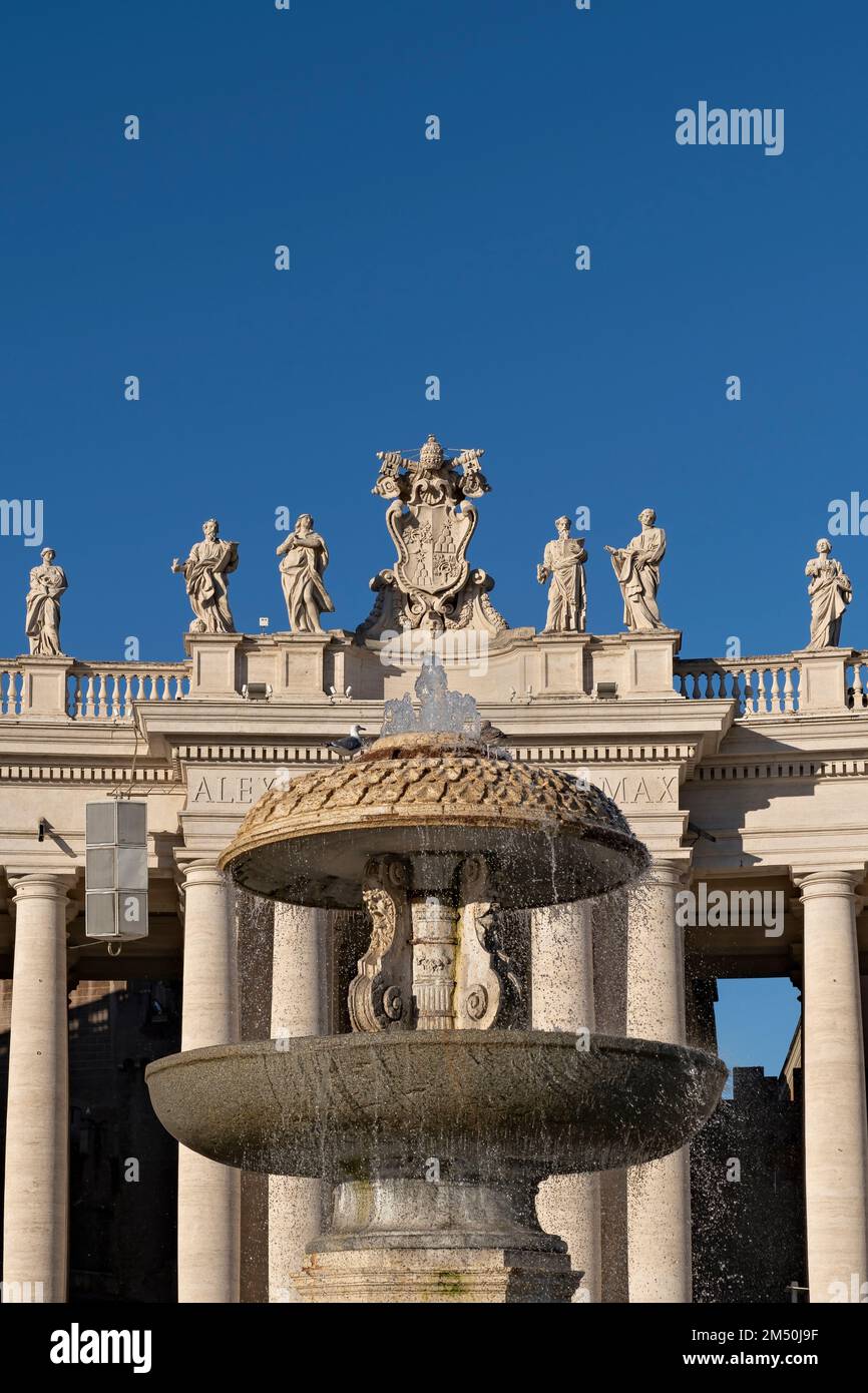 Piazza San Pietro Piazza San Pietro, colonnato Bernini, stemma. Fontana di Maderno, cielo azzurro. Spazio di copia. Città del Vaticano, Roma Italia Europa Foto Stock