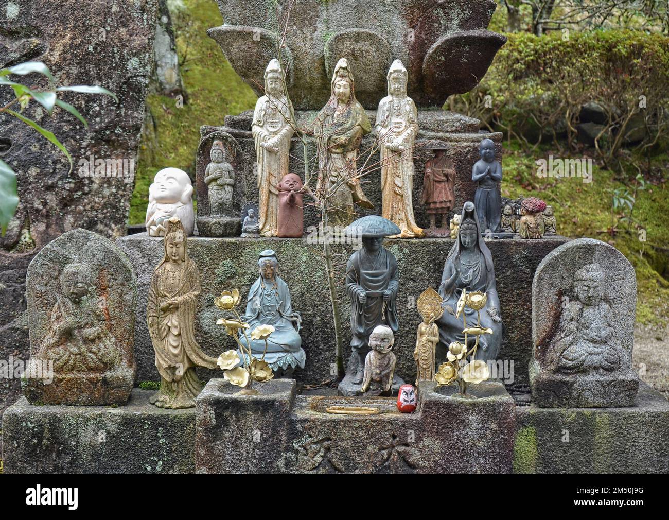 Sculture buddiste al tempio di Daisho-in, all'isola di Miyajima, a Itsukushima, nella prefettura di Hiroshima, Giappone. Foto Stock