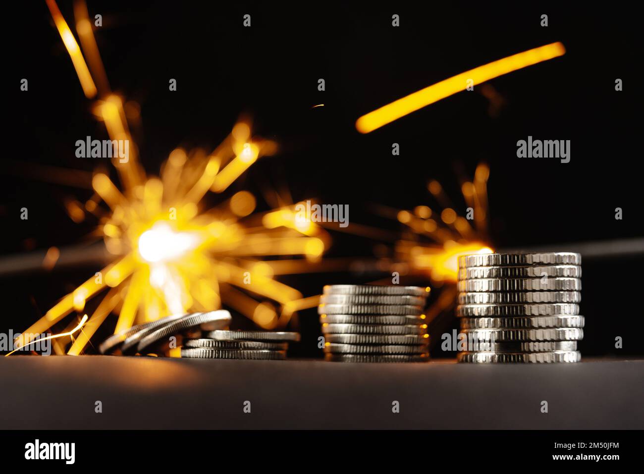 Bomba finanziaria. Le monete e lo stoppino della bomba finanziaria brucia sullo sfondo Foto Stock