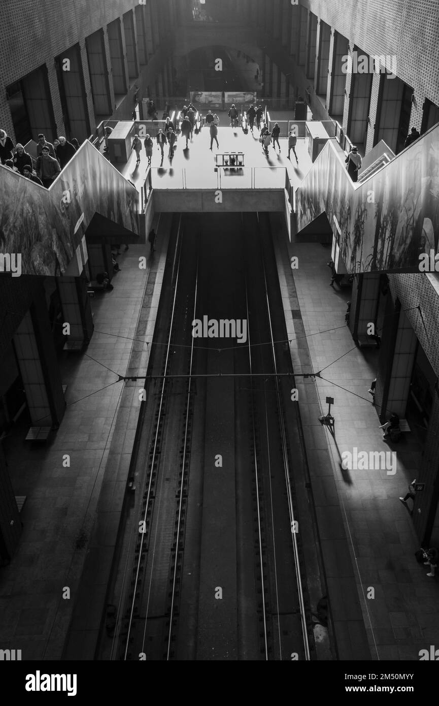 Antwerp, Belgio 12:3:2022 piattaforme della stazione centrale di Anversa. Foto Stock