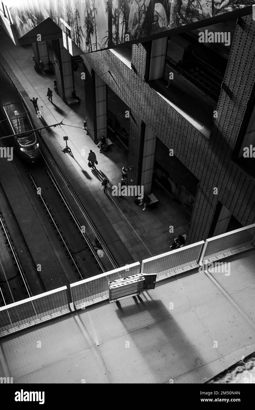 Antwerp, Belgio 12:3:2022 piattaforme della stazione centrale di Anversa. Foto Stock