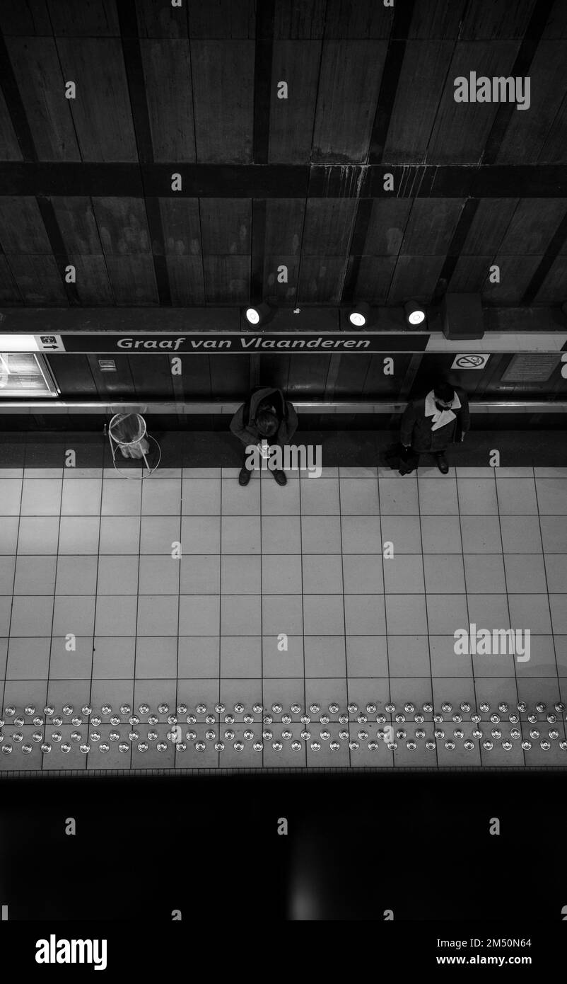 Bruxelles belgio 1/12/22: Passeggeri sulla piattaforma ferroviaria Foto Stock