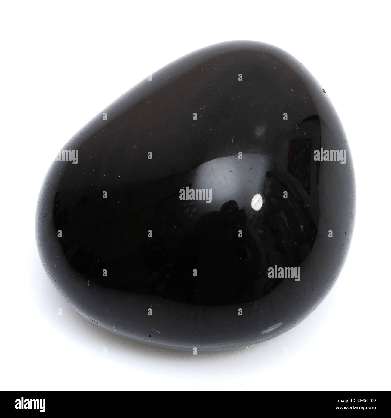 Pietra gemma naturale onice nero isolato su sfondo bianco Foto Stock