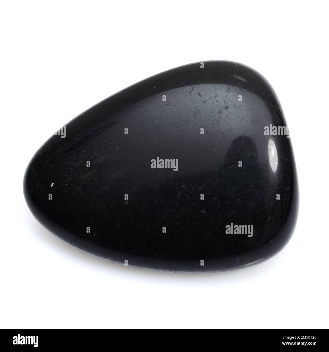 Pietra gemma naturale onice nero isolato su sfondo bianco Foto Stock