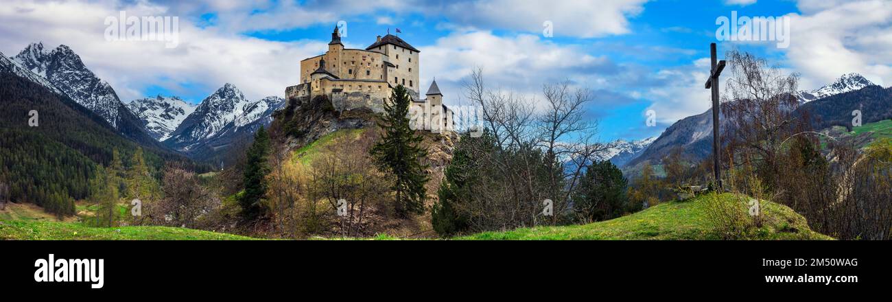 Viaggi in Svizzera e landmrak. Impressionante paesaggio montano con sorprendente castello medievale Tarasp circondato da Alpi svizzere, Canton Grigioni o Graubu Foto Stock