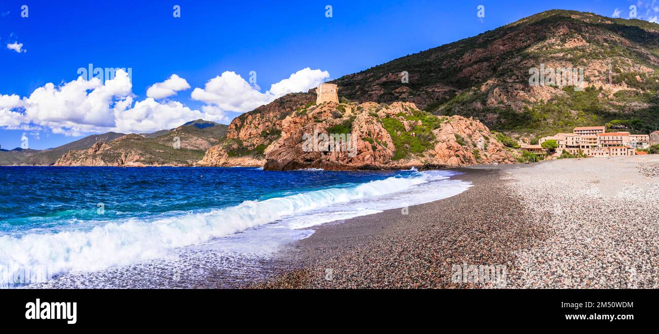 Corsica isola spiagge e paesaggio naturale. Torre di Portu - storica torre genovese e la spiaggia nel villaggio di Ota, a ovest dell'isola. Francia Foto Stock