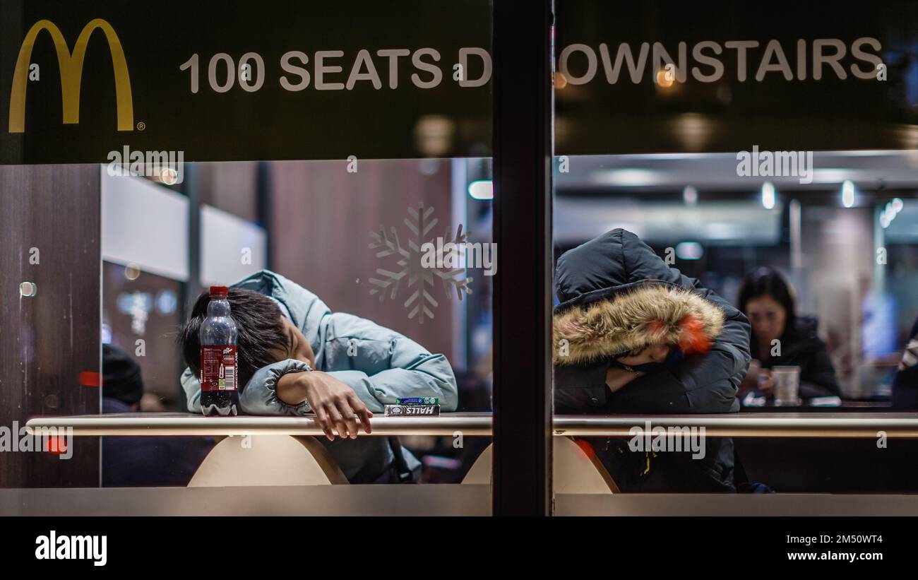 I clienti di Macdonald hanno visitato un fast food con una piccola siesta. Foto Stock