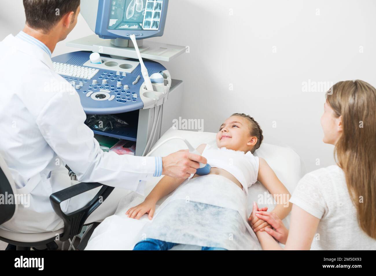 Il medico esamina l'addome del paziente in ospedale Foto Stock