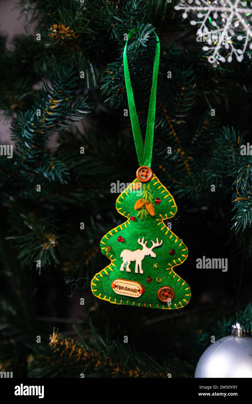 Scatola a forma di albero di Natale con ornamenti Foto stock - Alamy