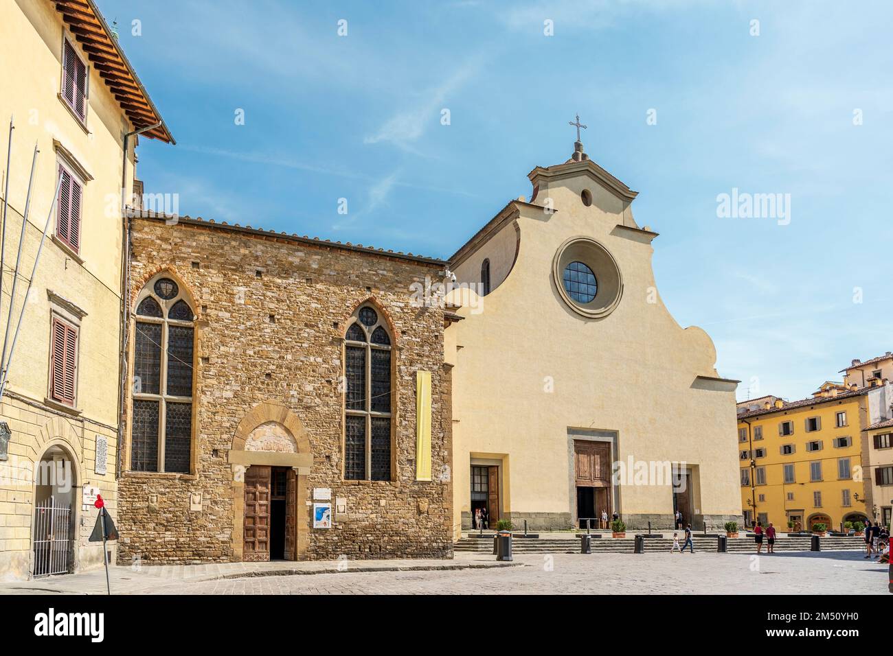 Vista esterna della chiesa di Santo Spirito e del suo cenacolo, con rosone e facciata gialla, nel quartiere Oltrarno, centro di Firenze, Toscana, Italia Foto Stock