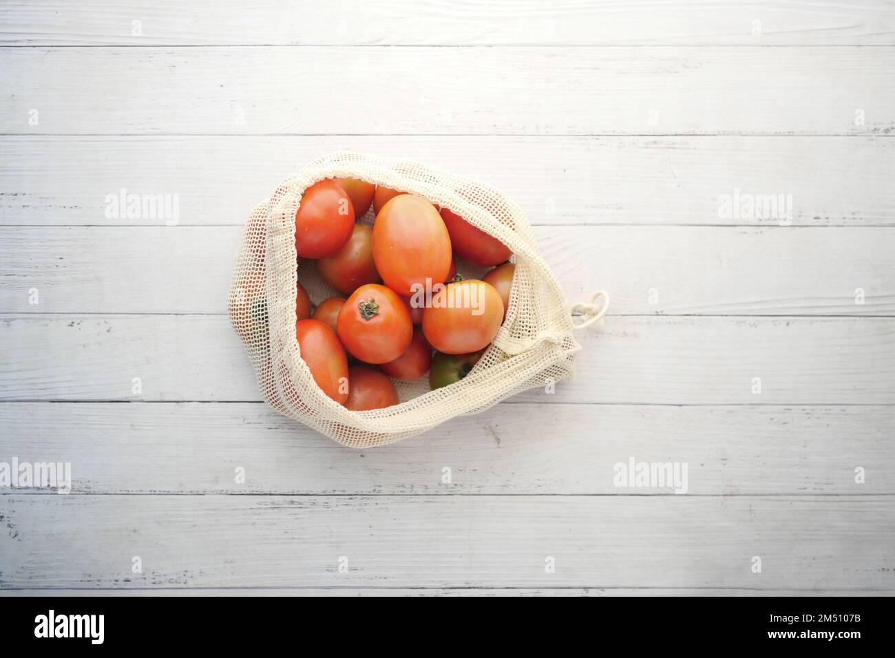 pomodoro fresco in una borsa riutilizzabile sul tavolo Foto Stock