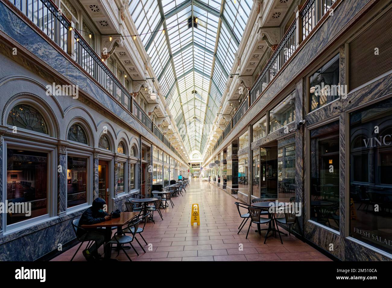 Colonial Arcade si estende attraverso il Marriott's Residence Inn, da Prospect Avenue East a Euclid Avenue. I negozi al piano superiore sono ora spazi alberghieri. Foto Stock