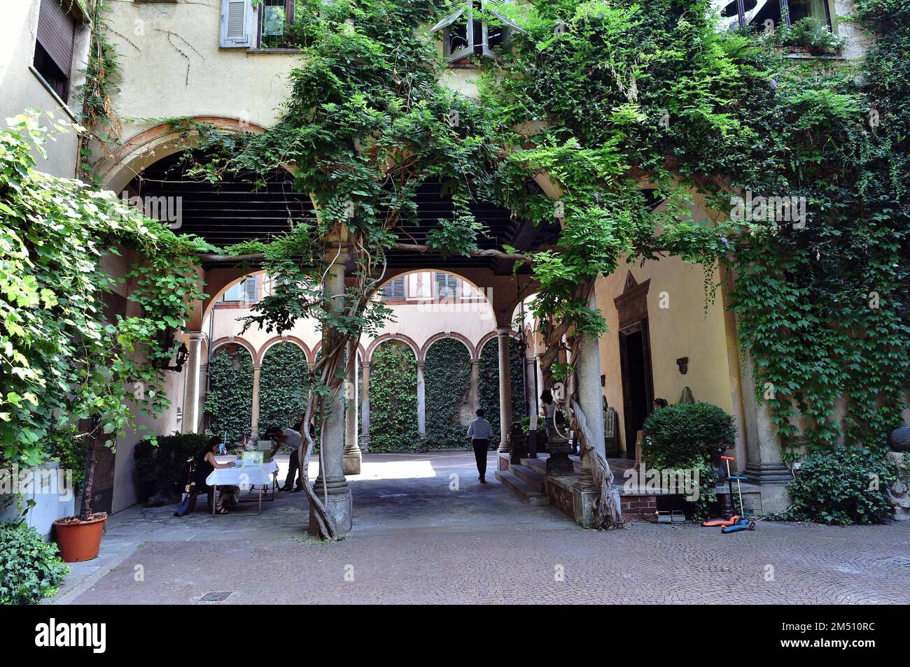 Archivio Foto, Italia. 25th Dec, 2022. PRESENTAZIONE DEL VIGNETO DI LEONARDO NEL GIARDINO DELLA CASA DEGLI ATELLANI IN CORSO MAGENTA, 65 (MILANO - 2015-07-13, DUILIO PIAGGESI) ps la foto può essere utilizzata nel contesto in cui è stata scattata, E senza l'intento diffamatorio del decoro delle persone rappresentate solo uso Editoriale Credit: Independent Photo Agency/Alamy Live News Foto Stock