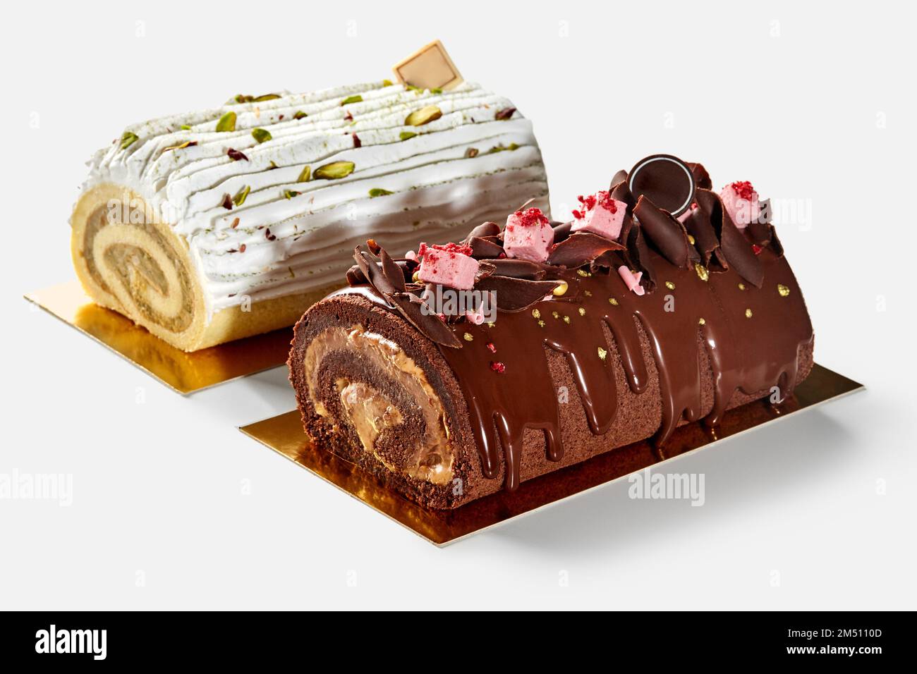 Dolci al cioccolato e al pistacchio con pan di Spagna su fondo bianco Foto Stock