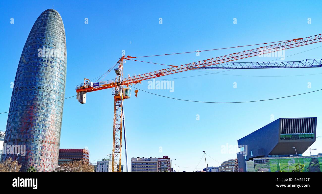 Gru da cantiere con torre Agbar in Plaza de Las Glorias; Barcellona, Catalogna, Spagna, Europa Foto Stock