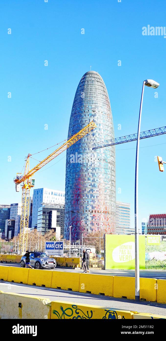 Gru da cantiere con torre Agbar in Plaza de Las Glorias; Barcellona, Catalogna, Spagna, Europa Foto Stock