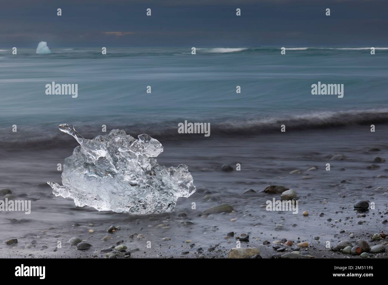 Diamond Beach, un pezzo di ghiaccio sulla riva, regione occidentale, Islanda Foto Stock
