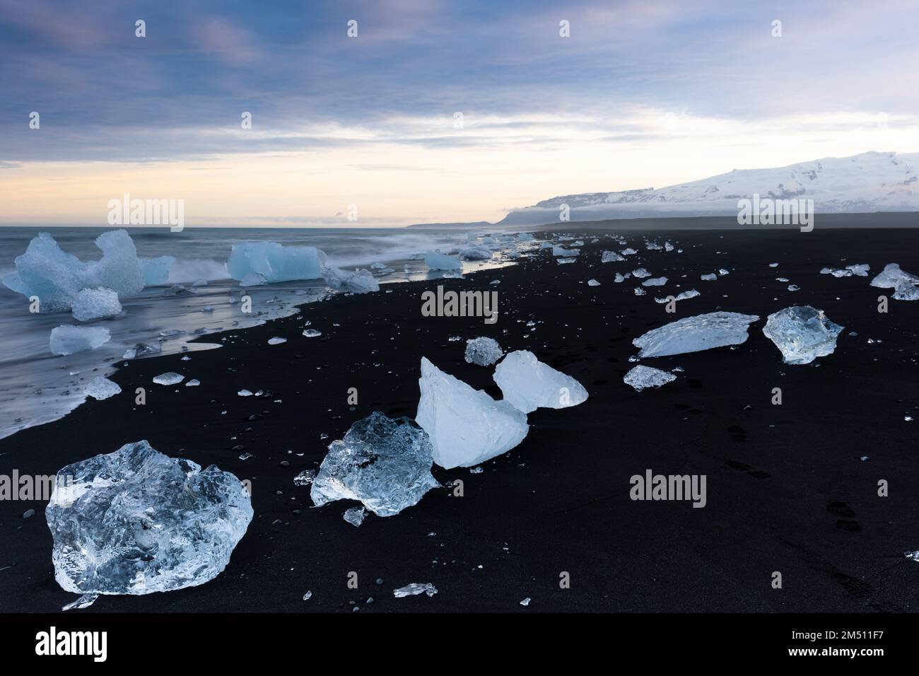 Diamond Beach, pezzi di ghiaccio sulla sabbia nera, regione occidentale, Islanda Foto Stock