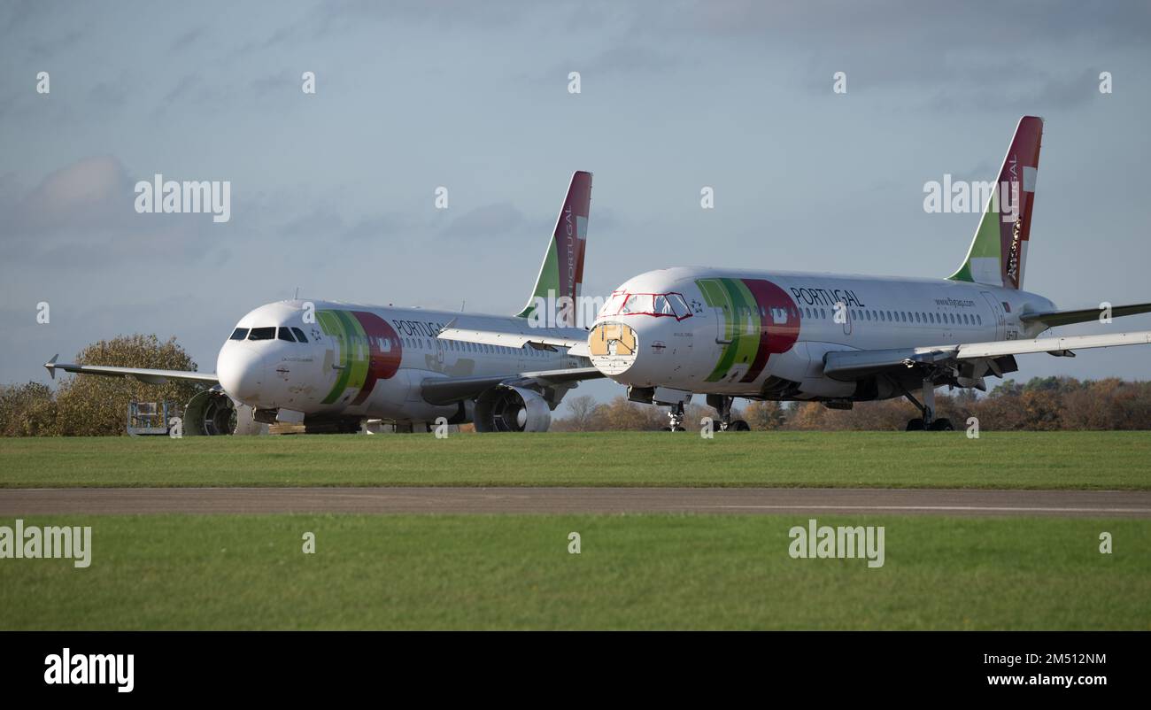 Aereo in pensione Airbus A319 CS-TTF e CSTTX da Air Portugal presso l'aeroporto di Cotswold Foto Stock