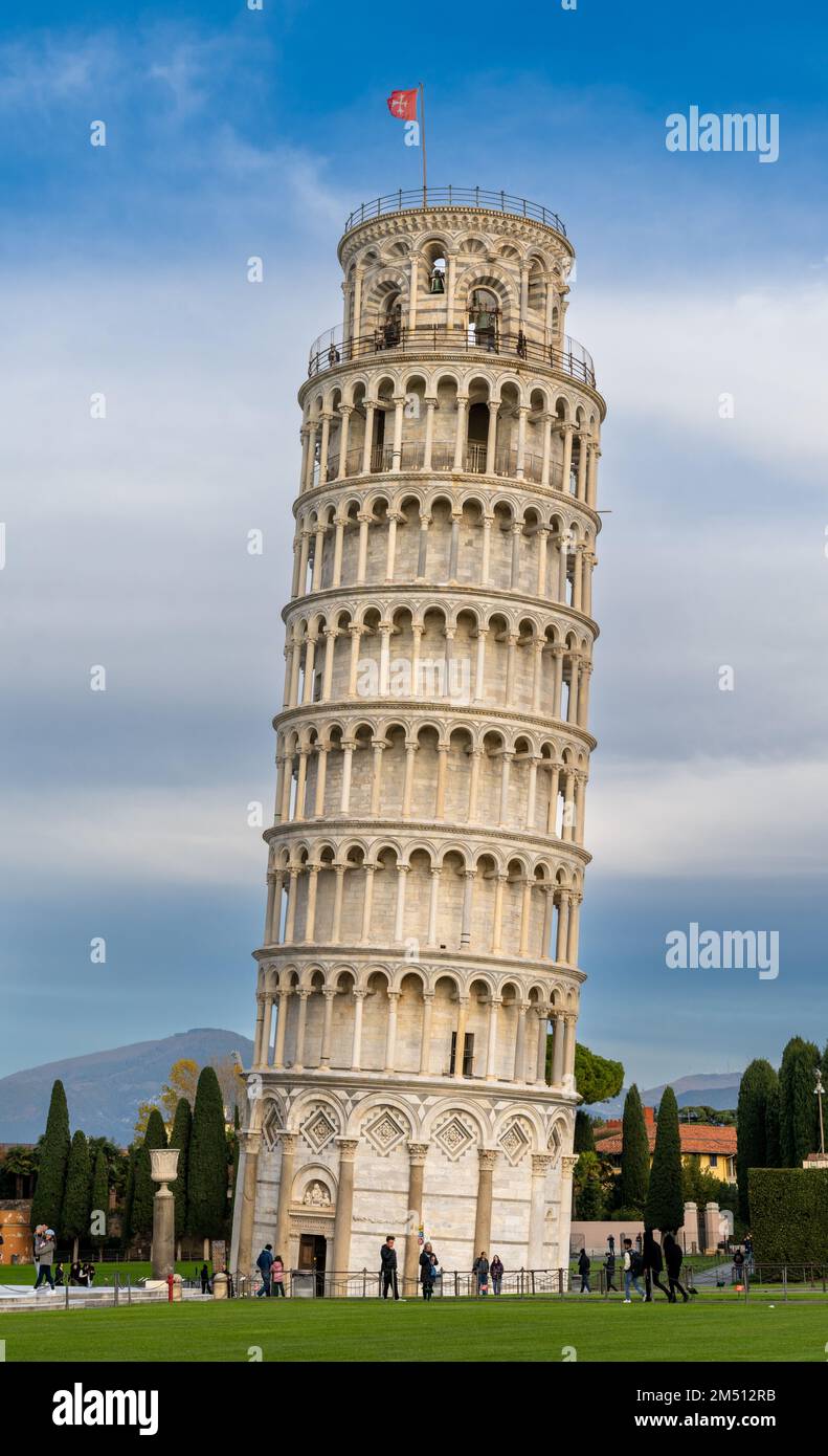 Pisa, Italia - 30 novembre 2022: Vista verticale della Torre Pendente di Pisa Foto Stock