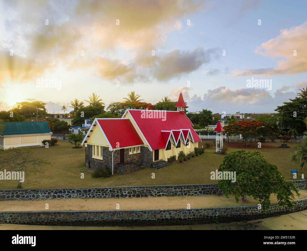 La cappella con il tetto rosso, Notre Dame Auxiliatrice, Cap Malheureux nel nord Mauritius. Famoso luogo storico. Qui sbarcarono i colonizzatori inglesi Foto Stock