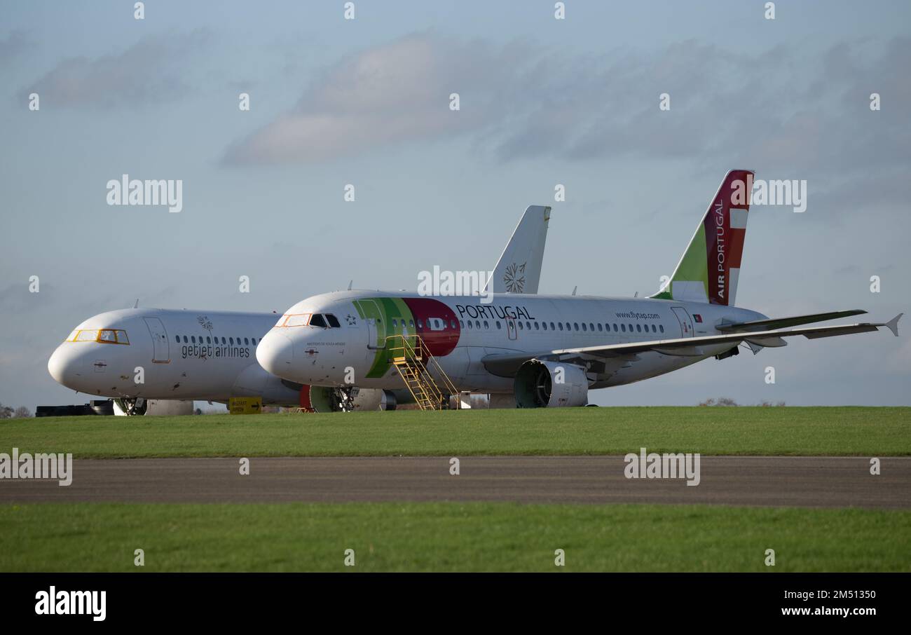 Ritirato A319 e A320-200 presso l'aeroporto di Cotswold Foto Stock
