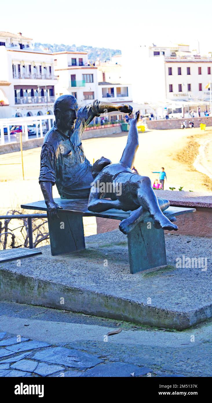 Scultura di un pescatore e di suo figlio a Tossa de Mar, Girona, Catalogna, Spagna, Europa Foto Stock