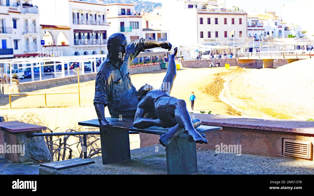 Scultura di un pescatore e di suo figlio a Tossa de Mar, Girona, Catalogna, Spagna, Europa Foto Stock