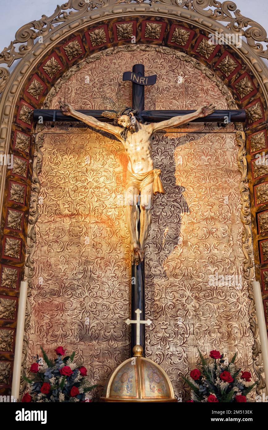 Huelva, Spagna-4 dicembre 2022: Immagine di Gesù Cristo crocifisso all'interno della parrocchia di San Bartolome nel comune di Beas. È consacrata unde Foto Stock Huelva, Spagna-4 dicembre 2022: Immagine di Gesù Cristo crocifisso all'interno della parrocchia di San Bartolome nel comune di Beas. È consacrata unde Foto Stock