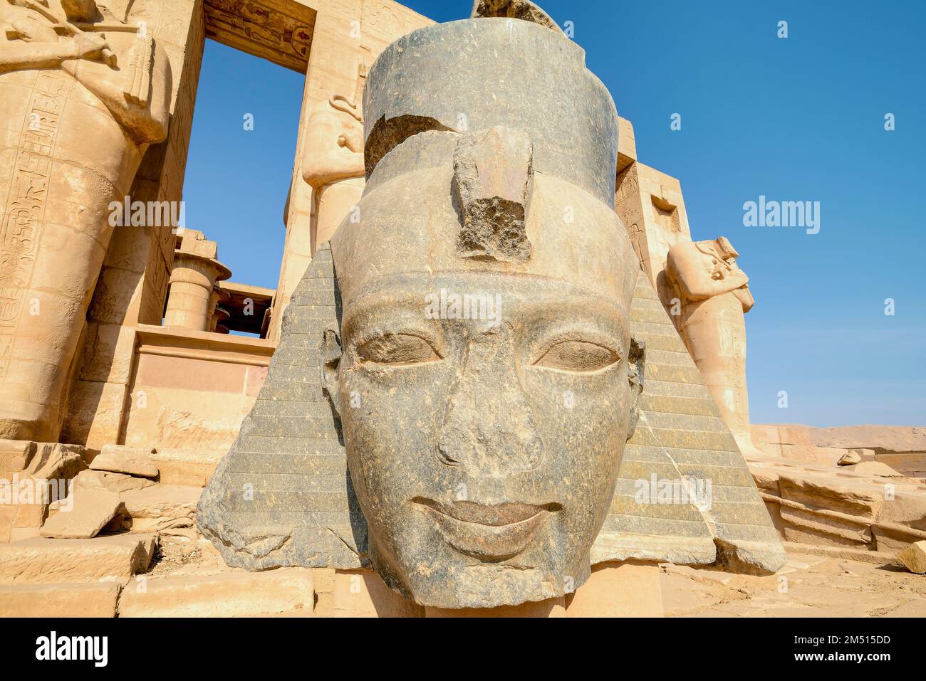 Un enorme busto di granito di Ramses II, Ramesseum, Luxor, Egitto. Foto Stock