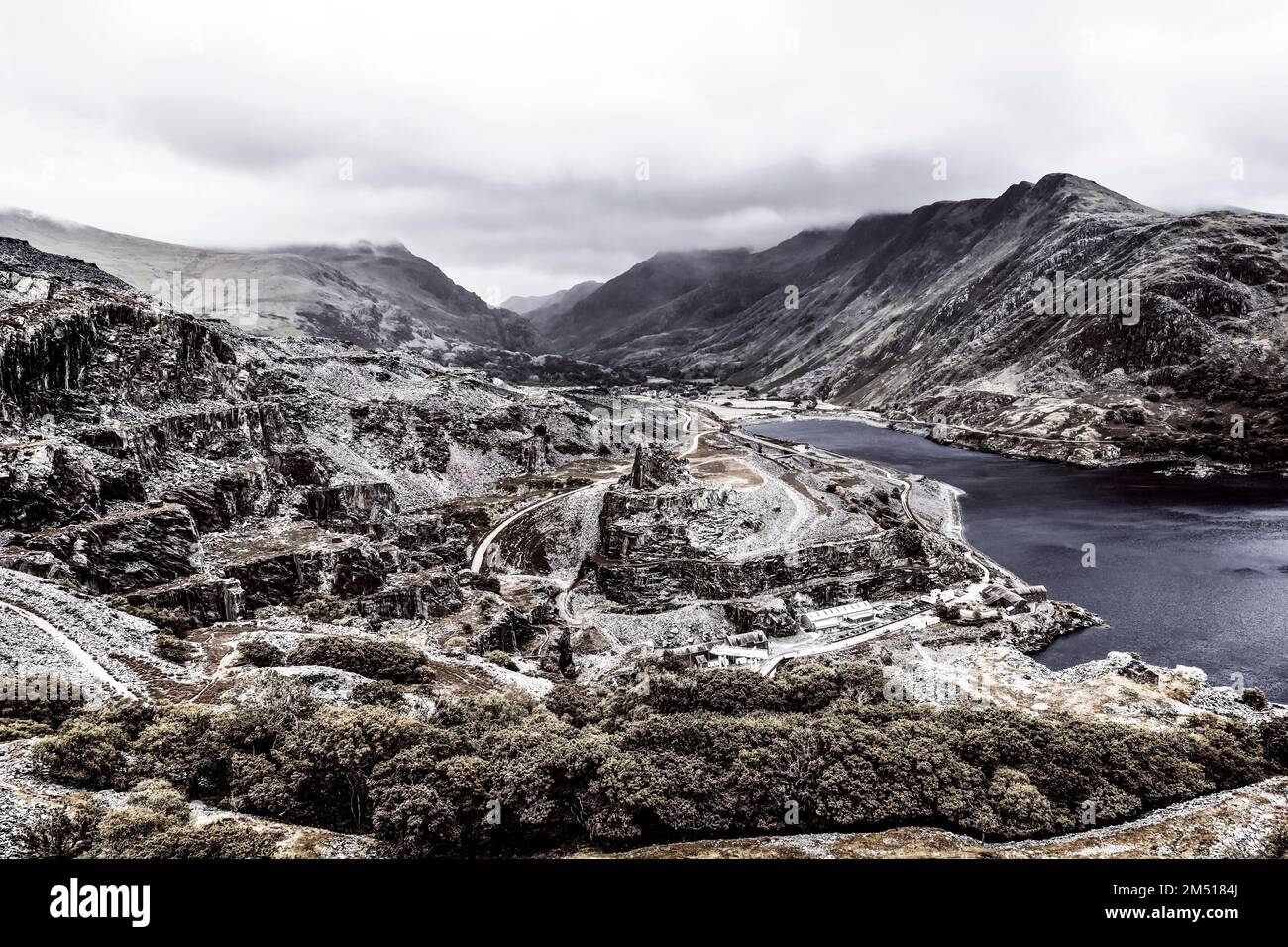Vista sul lago Llyn Peris in stile drammatico Foto Stock