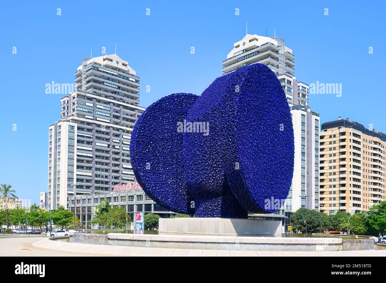 Scultura chiamata 'Dama Ibérica' da Manolo Valdes. Il pezzo d'arte si trova in Av. De les Corts Valencianes. E' un luogo famoso in città Foto Stock