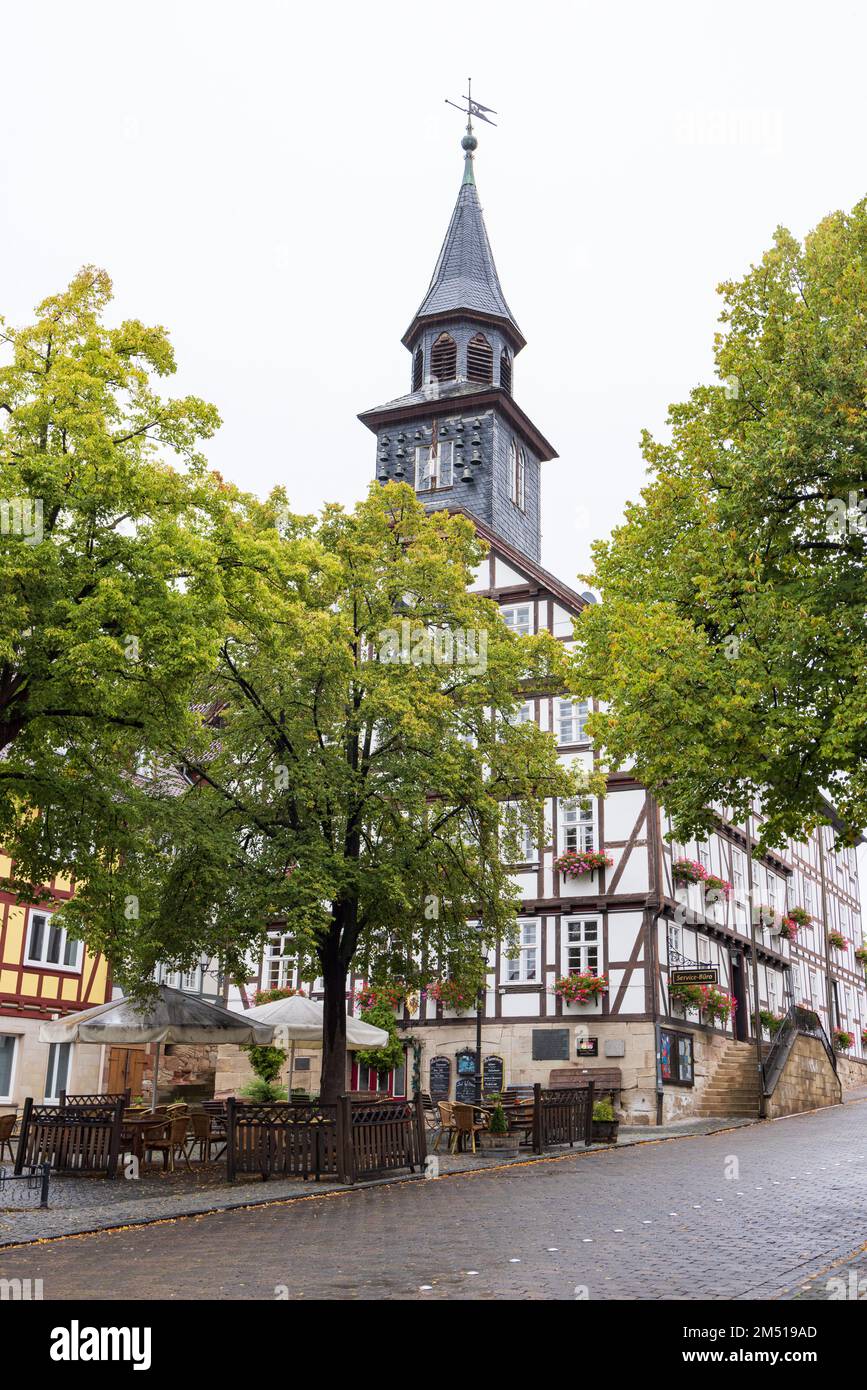Rapide fiume Werra e Chiesa storica città Bad Sooden-Allendorf in Hessen, Germania Foto Stock