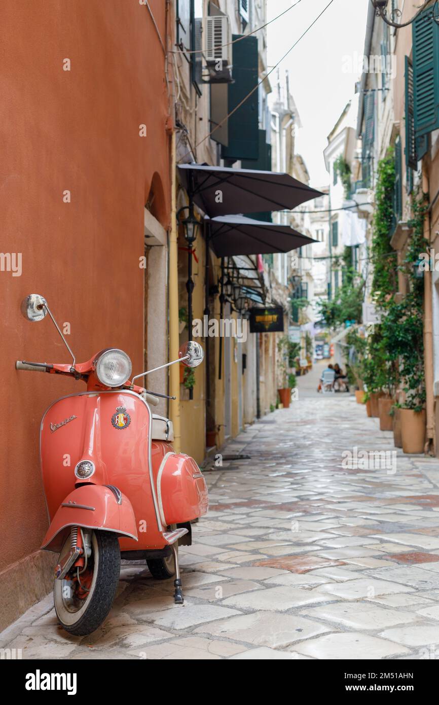 Corfù, Grecia. 02 settembre 2022: Vespa Vintage scooter su una strada a Corfù, Grecia. La Vespa è un noto marchio italiano di produzione di scooter a motore Foto Stock