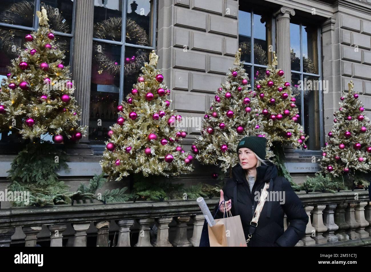 Edimburgo Scozia, Regno Unito 24 dicembre 2022. Natale a Edimburgo su George Street. credito sst/alamy notizie dal vivo Foto Stock