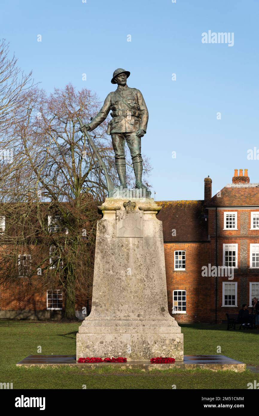La statua del soldato di bronzo di grado II fuori dalla cattedrale di Winchester - il corpo reale del Rifle del Re WWI & WWII War Memorial - di John Tweed. Inghilterra Foto Stock