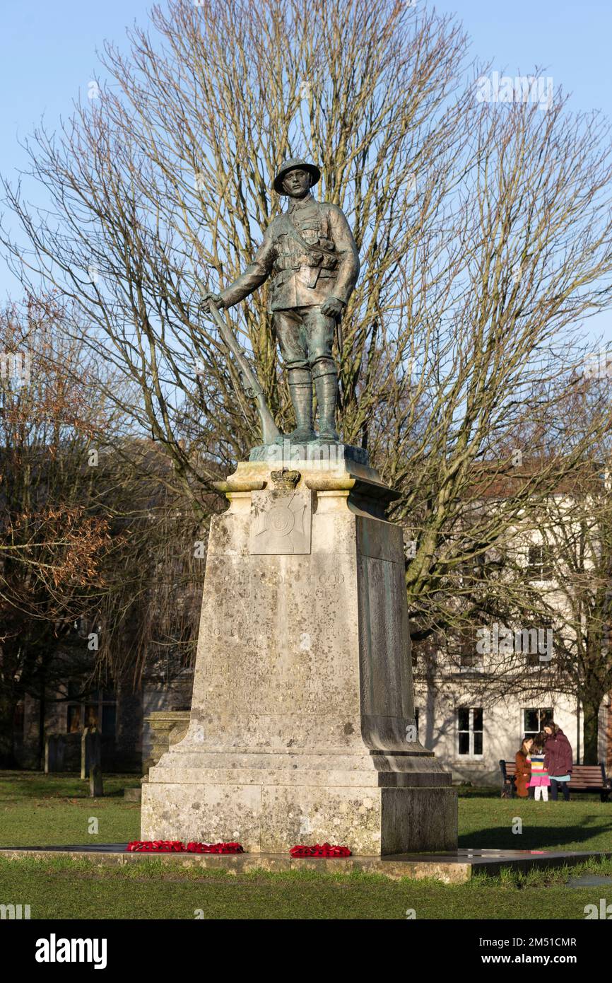 La statua del soldato di bronzo di grado II fuori dalla cattedrale di Winchester - il corpo reale del Rifle del Re WWI & WWII War Memorial - di John Tweed. Inghilterra Foto Stock