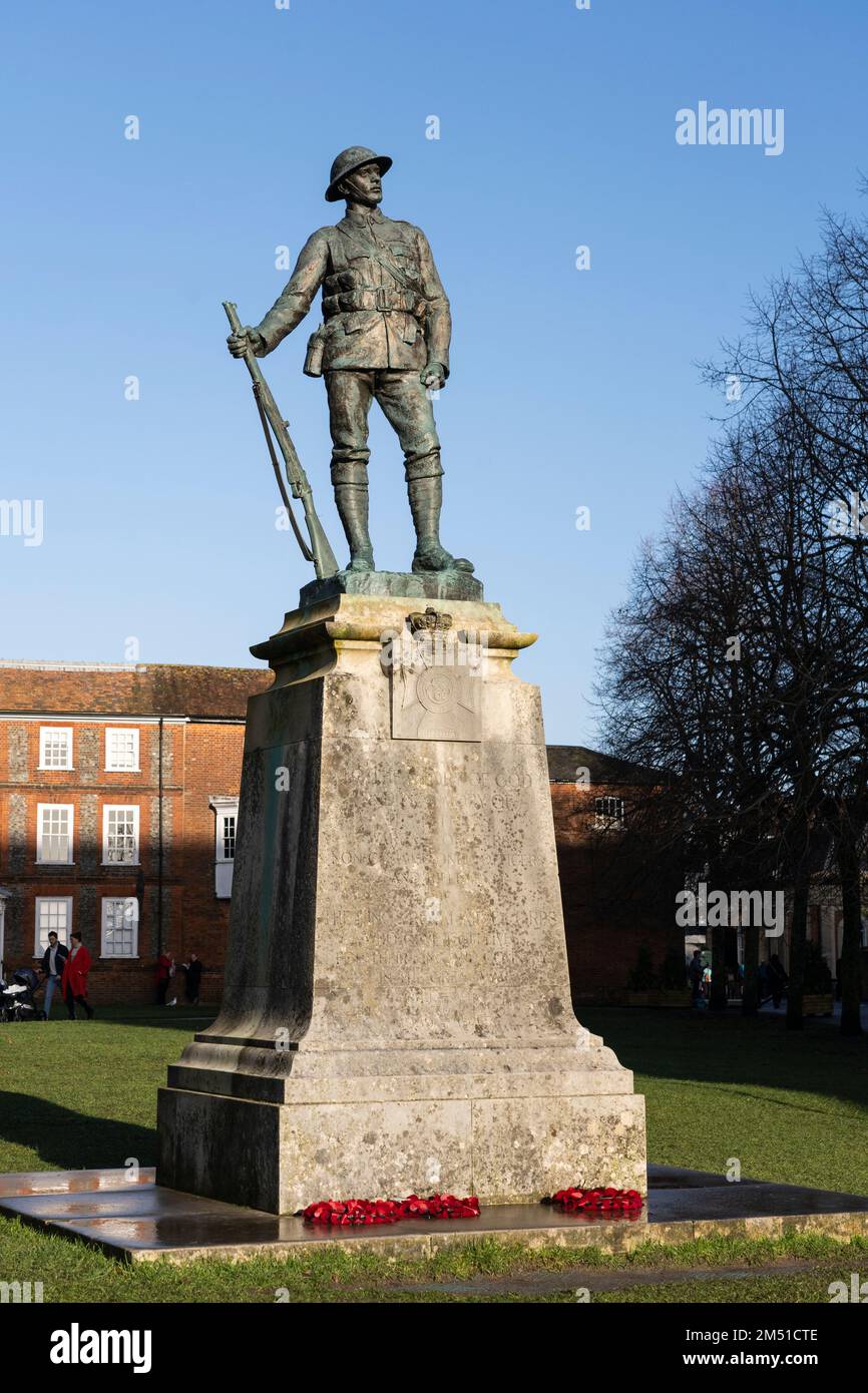 La statua del soldato di bronzo di grado II fuori dalla cattedrale di Winchester - il corpo reale del Rifle del Re WWI & WWII War Memorial - di John Tweed. Inghilterra Foto Stock